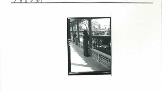 复古走廊凭栏远眺建筑与绿树.jpg