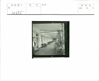 复古走廊柳条家具石柱小路.jpg