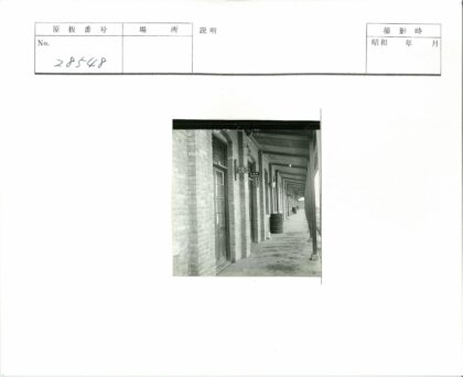 复古走廊砖柱拱门与灯泡.jpg