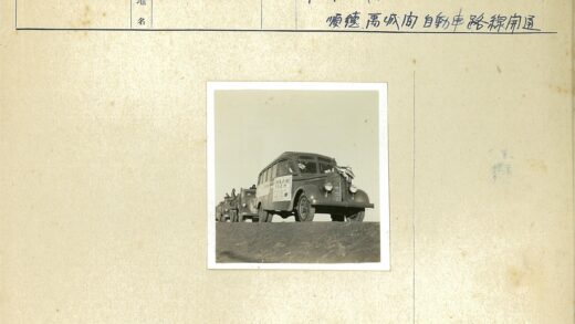 复古车队行驶乡间道路.jpg