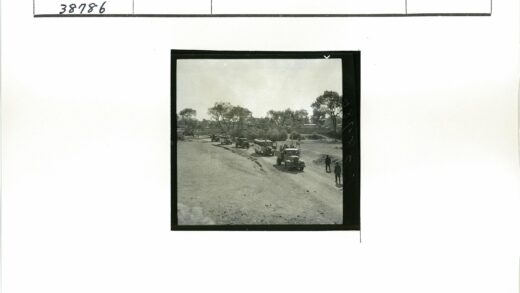 复古车队行驶在乡间土路上.jpg