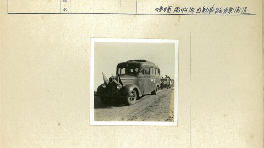 复古车队行驶在土路上.jpg