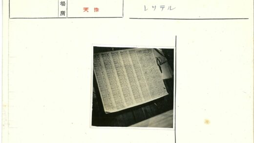 复古邮票与剪刀桌面摆拍.jpg