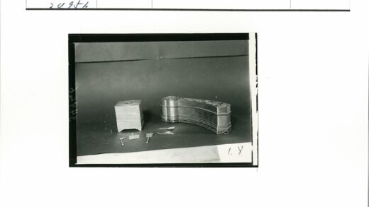 复古金属工具与容器特写.jpg