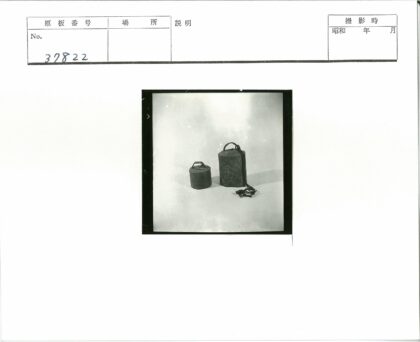 复古金属砝码与编织绳把手特写.jpg
