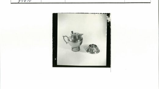 复古金属茶壶与装饰底座.jpg
