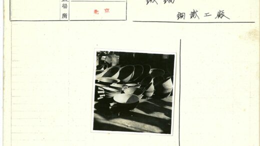 复古金属锅具光影排列.jpg