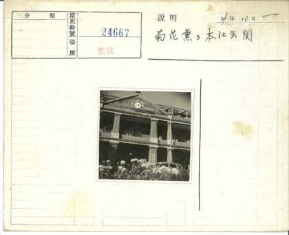 复古钟楼鲜花与旧车.jpg