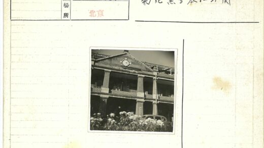 复古钟楼鲜花与旧车.jpg