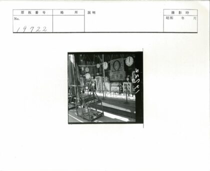 复古钟表商店橱窗展示街景.jpg