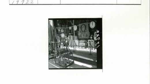 复古钟表商店橱窗展示街景.jpg