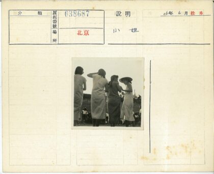 复古长裙四人合影建筑背景.jpg