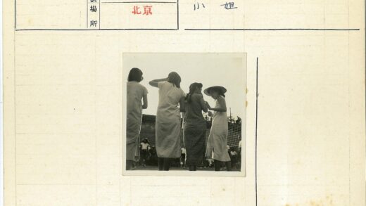 复古长裙四人合影建筑背景.jpg