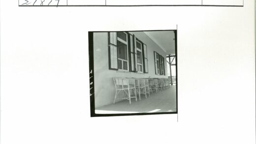 复古门廊柳条椅与百叶窗.jpg