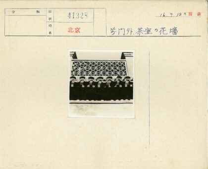 复古阳台圆形栏杆瓦顶装饰.jpg