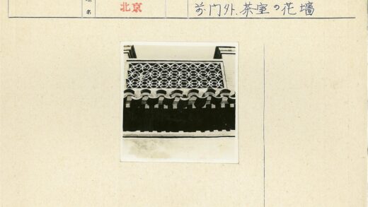 复古阳台圆形栏杆瓦顶装饰.jpg