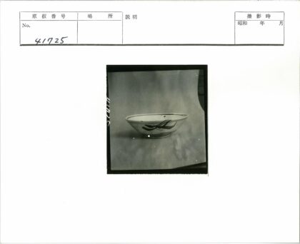 复古陶瓷碗中性背景静物.jpg