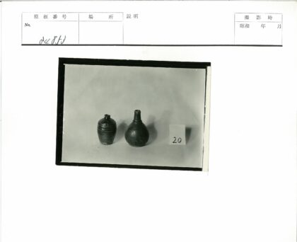 复古陶瓷花瓶与数字20背景.jpg