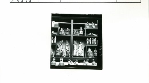 复古陶瓷雕像与鸟类雕塑展示.jpg