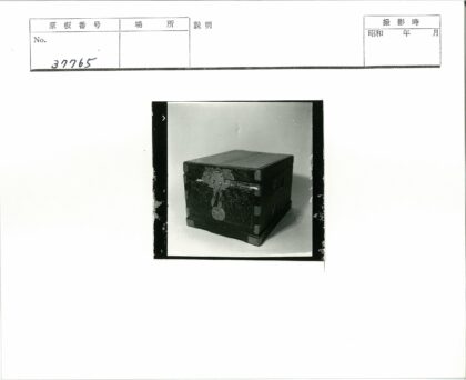 复古雕花金属扣木盒.jpg