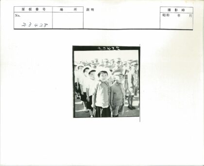 复古风儿童制服户外合影.jpg