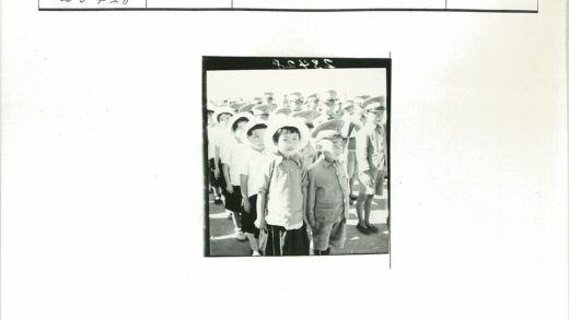 复古风儿童制服户外合影.jpg