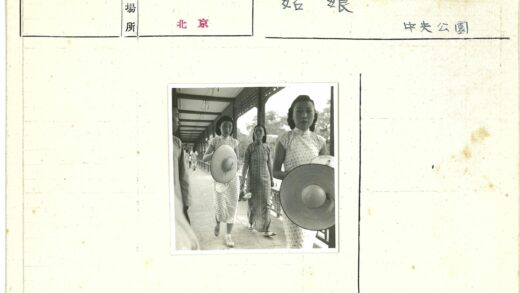 复古风女士宽边帽街拍.jpg