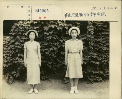 复古风女士常春藤墙前留影.jpg