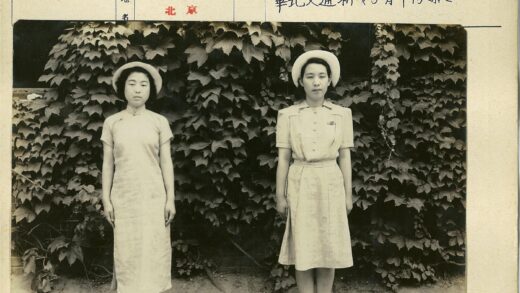 复古风女士常春藤墙前留影.jpg