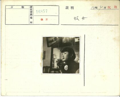 复古风女子室内花卉肖像.jpg