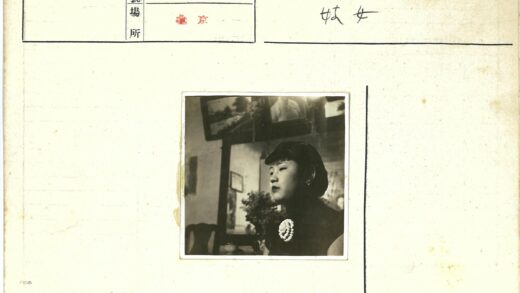 复古风女子室内花卉肖像.jpg
