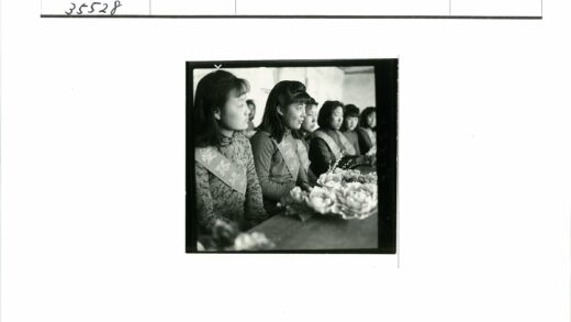 复古风少女与鲜花桌聚.jpg