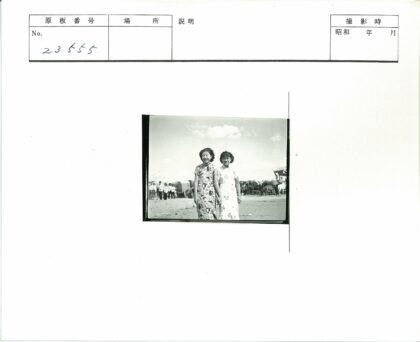 复古风情沙滩碎花裙女人.jpg