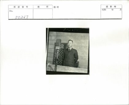 复古风条纹西装男子与花布麦克风.jpg