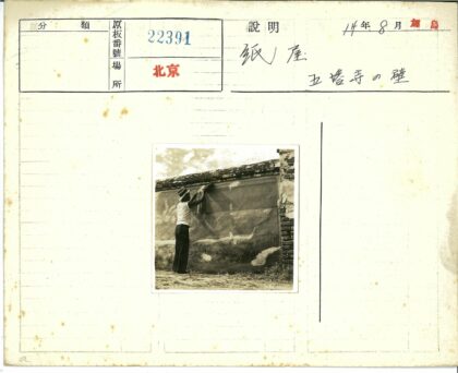 复古风格人物与风化砖墙.jpg