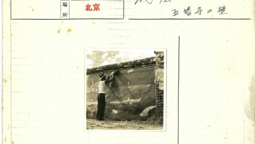 复古风格人物与风化砖墙.jpg