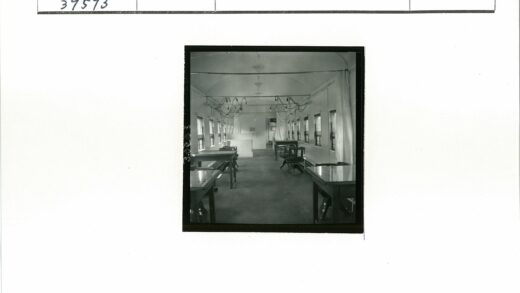 复古风格会议室内部明亮光线.jpg