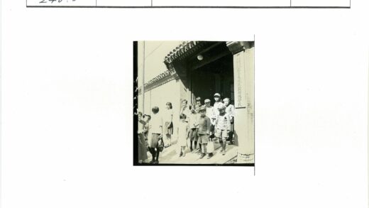 复古风格儿童校园合影.jpg
