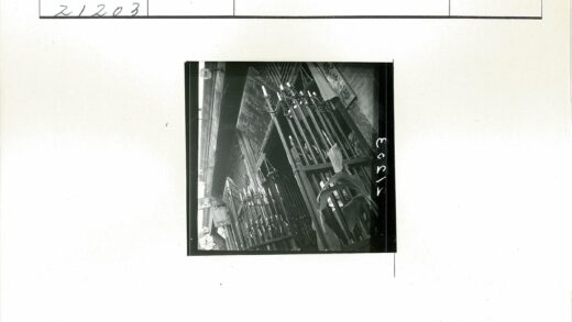 复古风格大门入口与绿植.jpg
