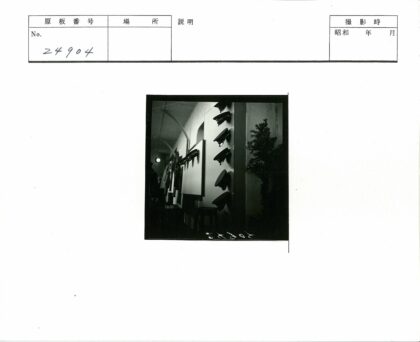 复古风格室内装饰与帽子展示.jpg