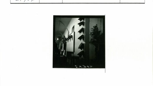 复古风格室内装饰与帽子展示.jpg