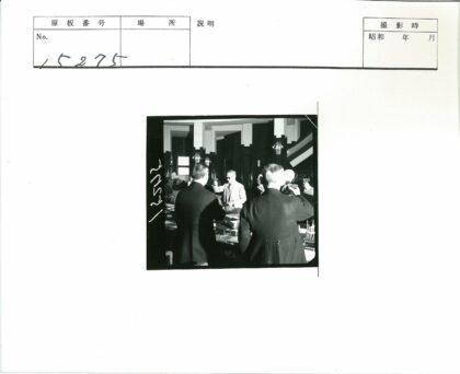 复古风格男士酒会室内合影.jpg