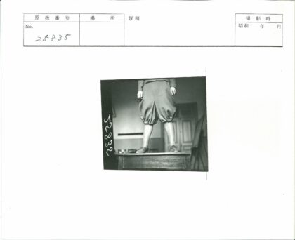 复古风格男子站木桌穿搭.jpg