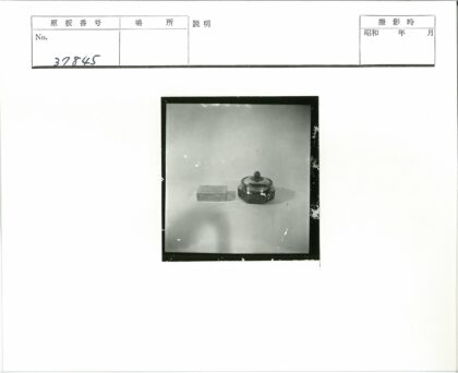 复古风格矩形盒与圆盖容器.jpg