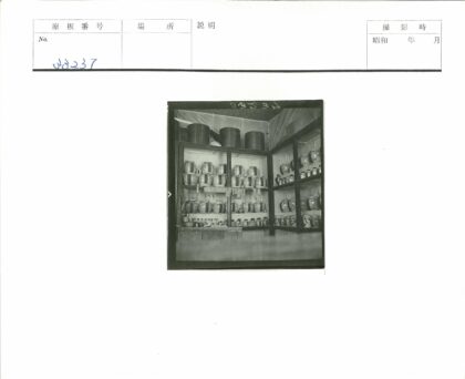复古风格罐子容器货架陈列.jpg