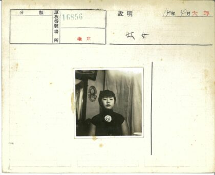 复古风深色连衣裙女士肖像.jpg