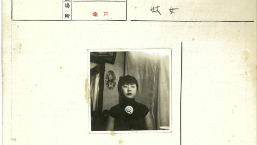 复古风深色连衣裙女士肖像.jpg