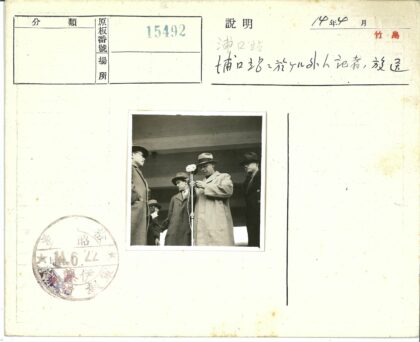 复古风男子围麦克风室内合影.jpg