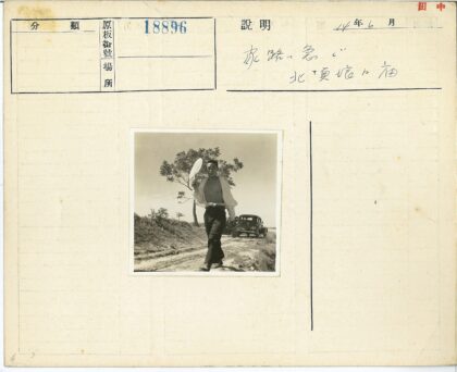 复古风男子执扇漫步林荫道.jpg