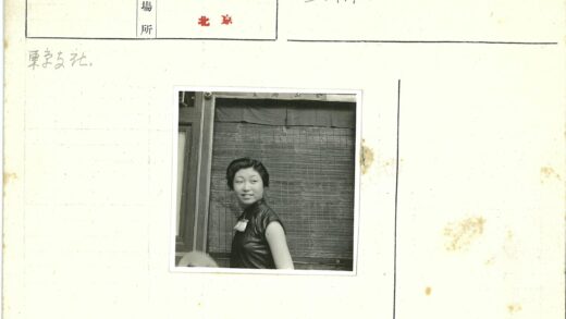 复古风短发女士与竹帘木建筑.jpg